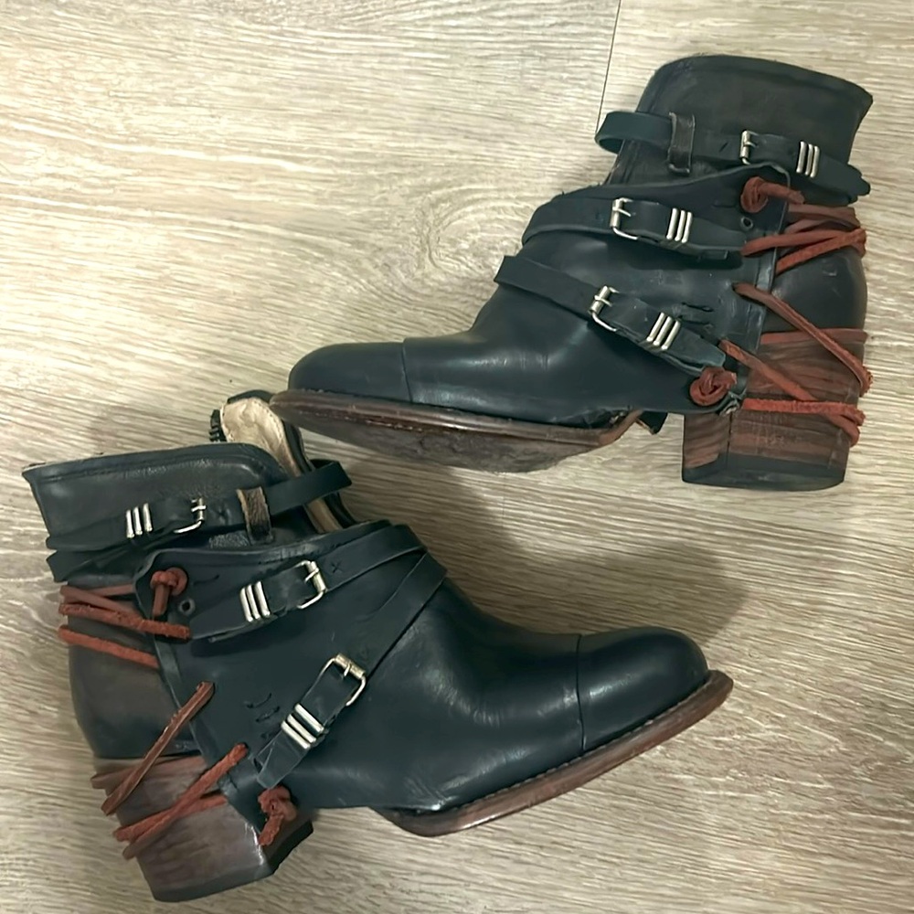 Freebird Crue. Muted black with brown details